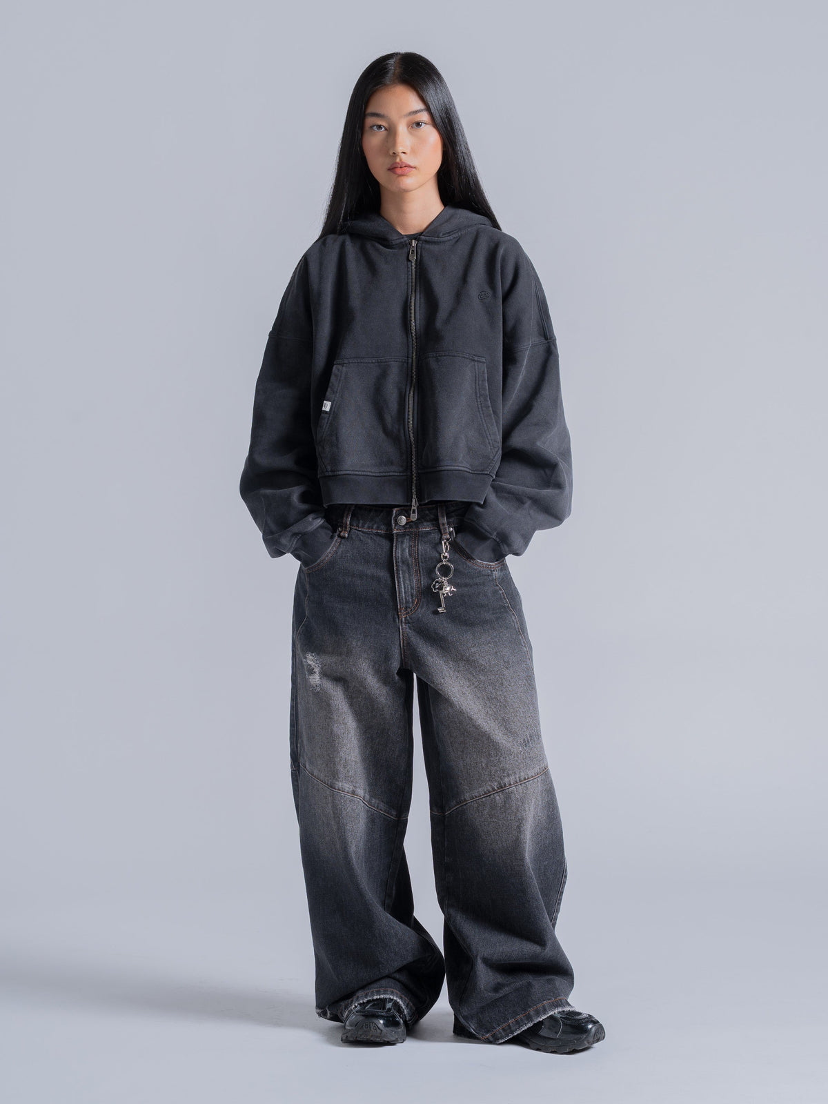 Sudadera Essential de Corte Boxy con Doble Cremallera – Negro Vintage