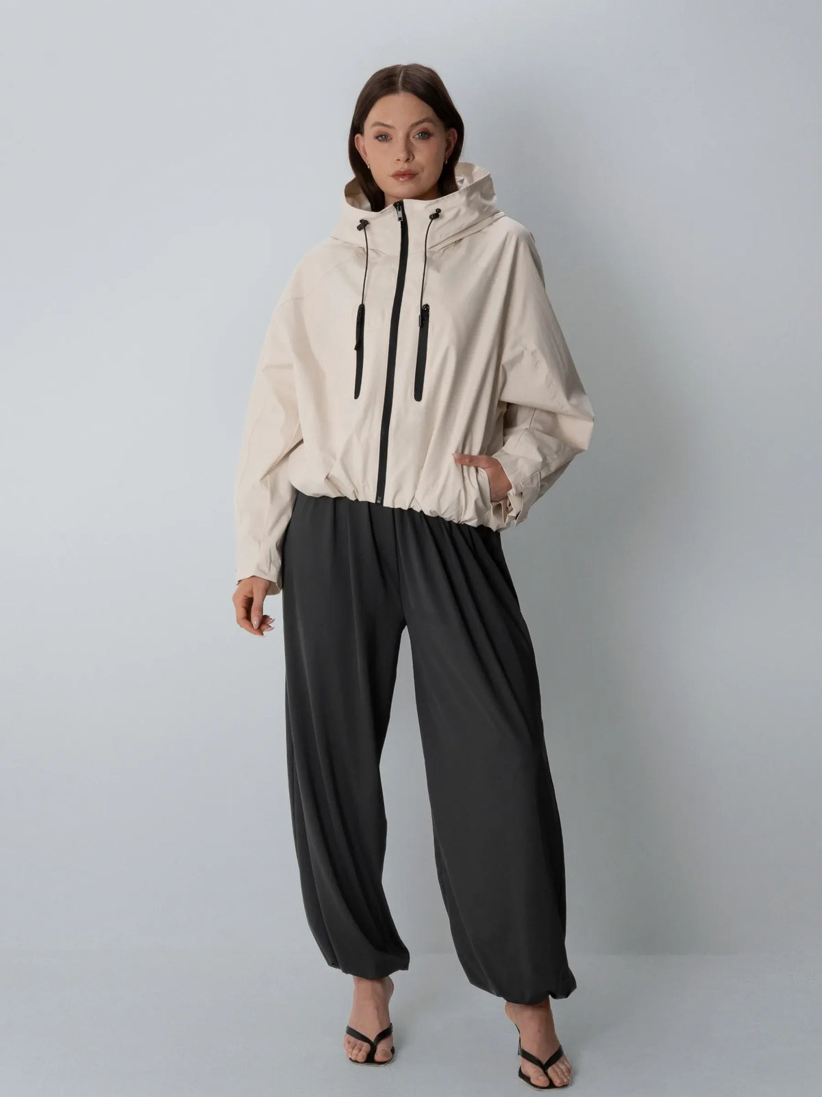 Chaqueta impermeable oversize y de talla única con tecnología STM-TEX™.
